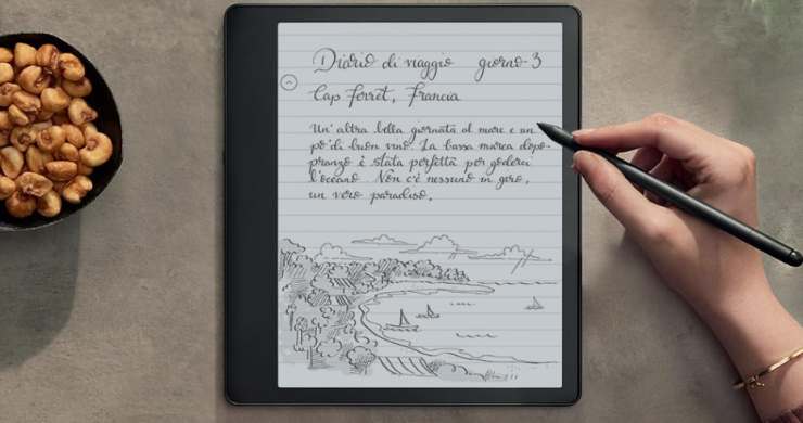 una mano e un ebook reader con un disegno e delle scritte