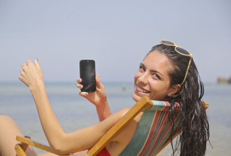 Ecco perché guardare lo smartphone al sole può fare molto male