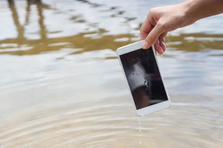 Come asciugare un cellulare caduto in acqua