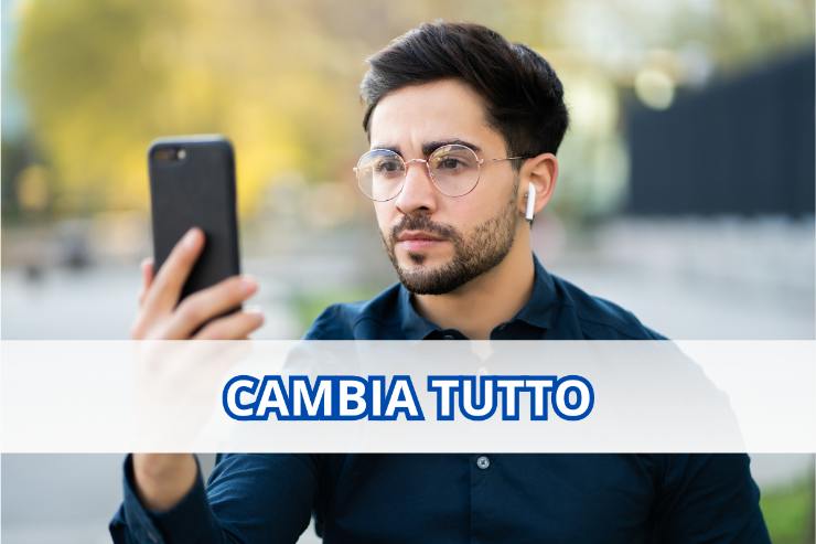 Ragazzo usa il cellulare con il Face ID