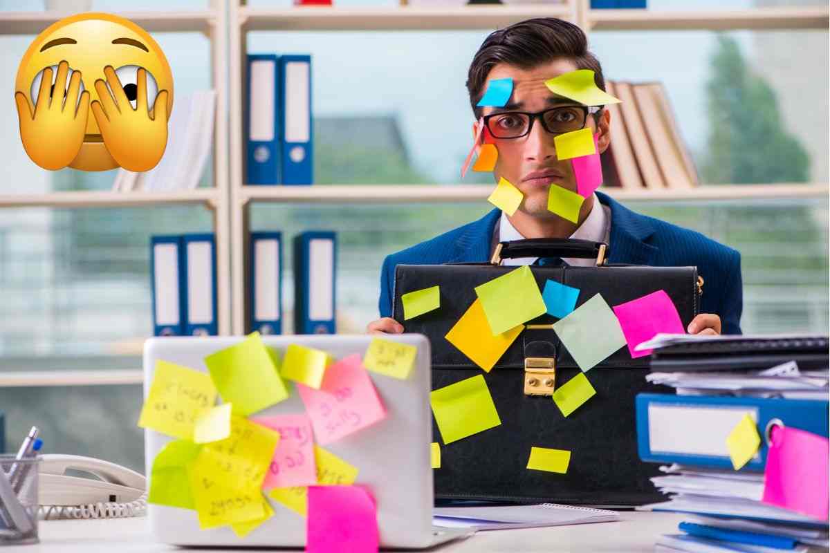 Persona multitasking con tanti post-it addosso e in faccia