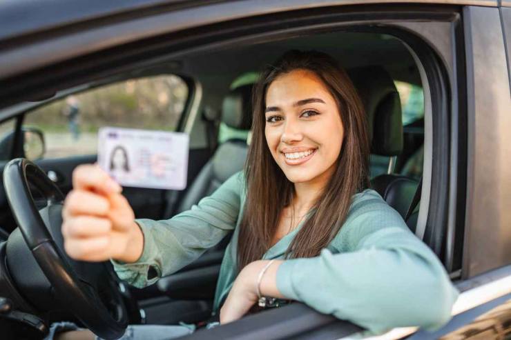 Ragazza dentro l'auto