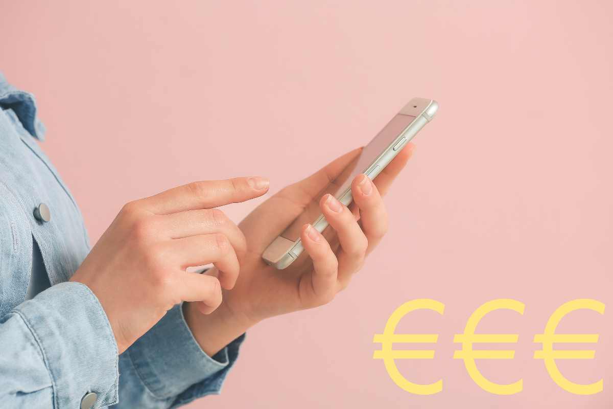 Persona con in mano il cellulare simboli dell'euro