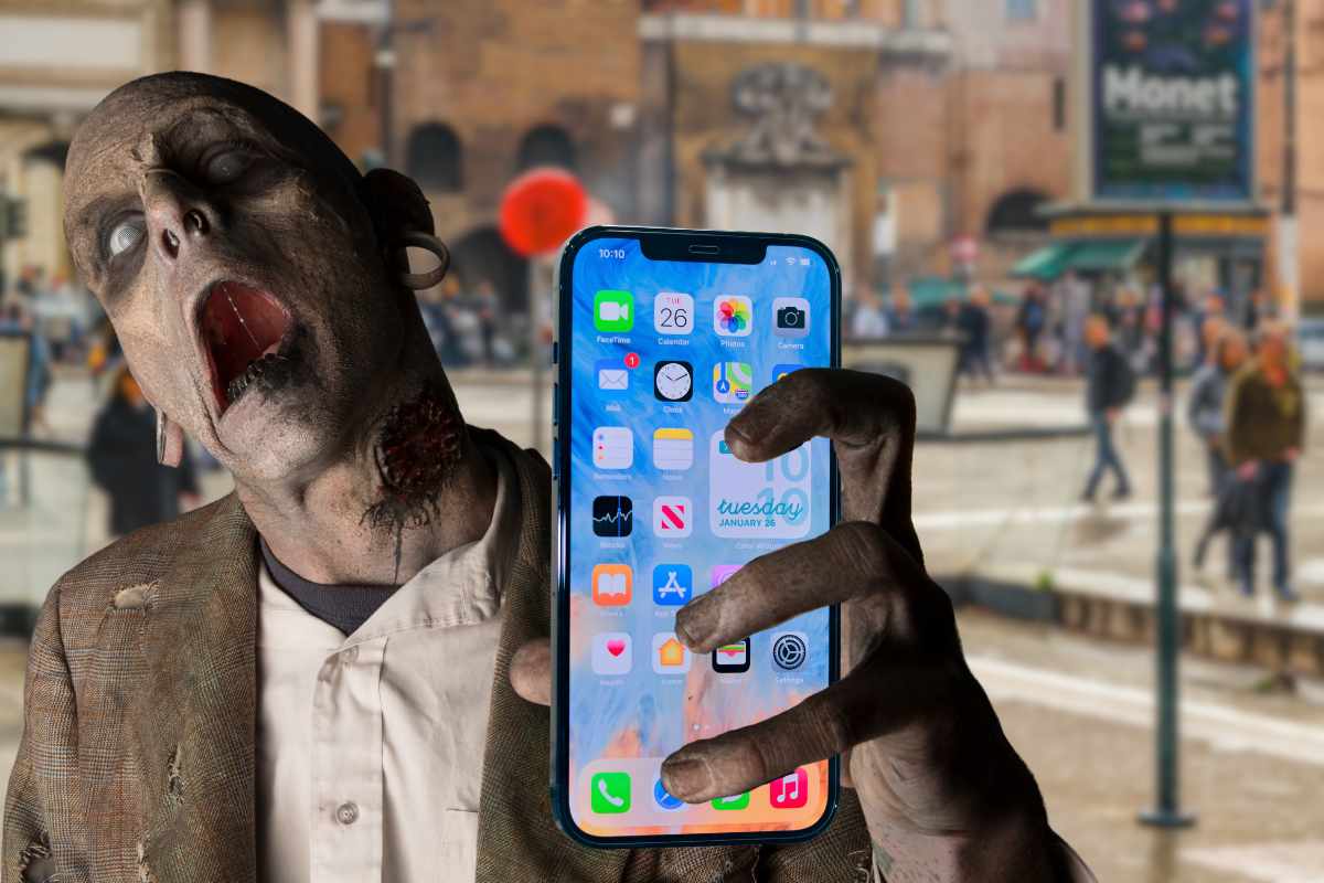 Zombie smartphone in mano 