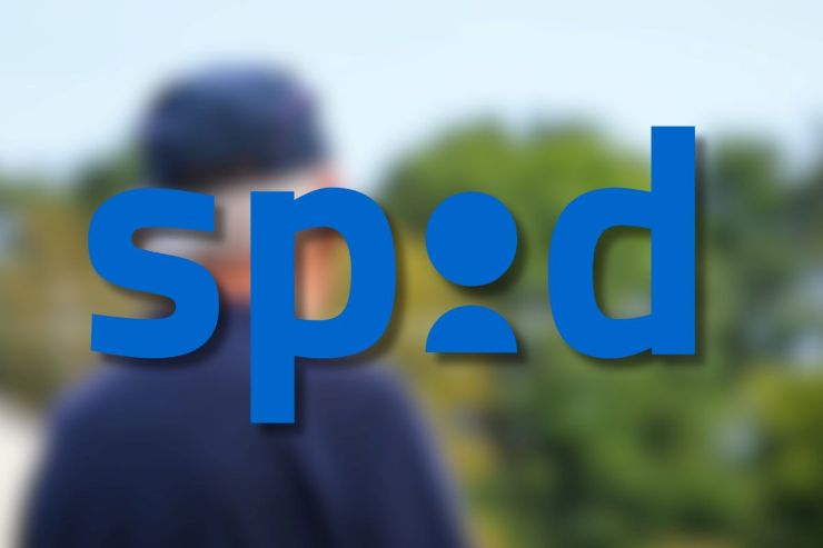 scritta spid con un pensionato sullo sfondo