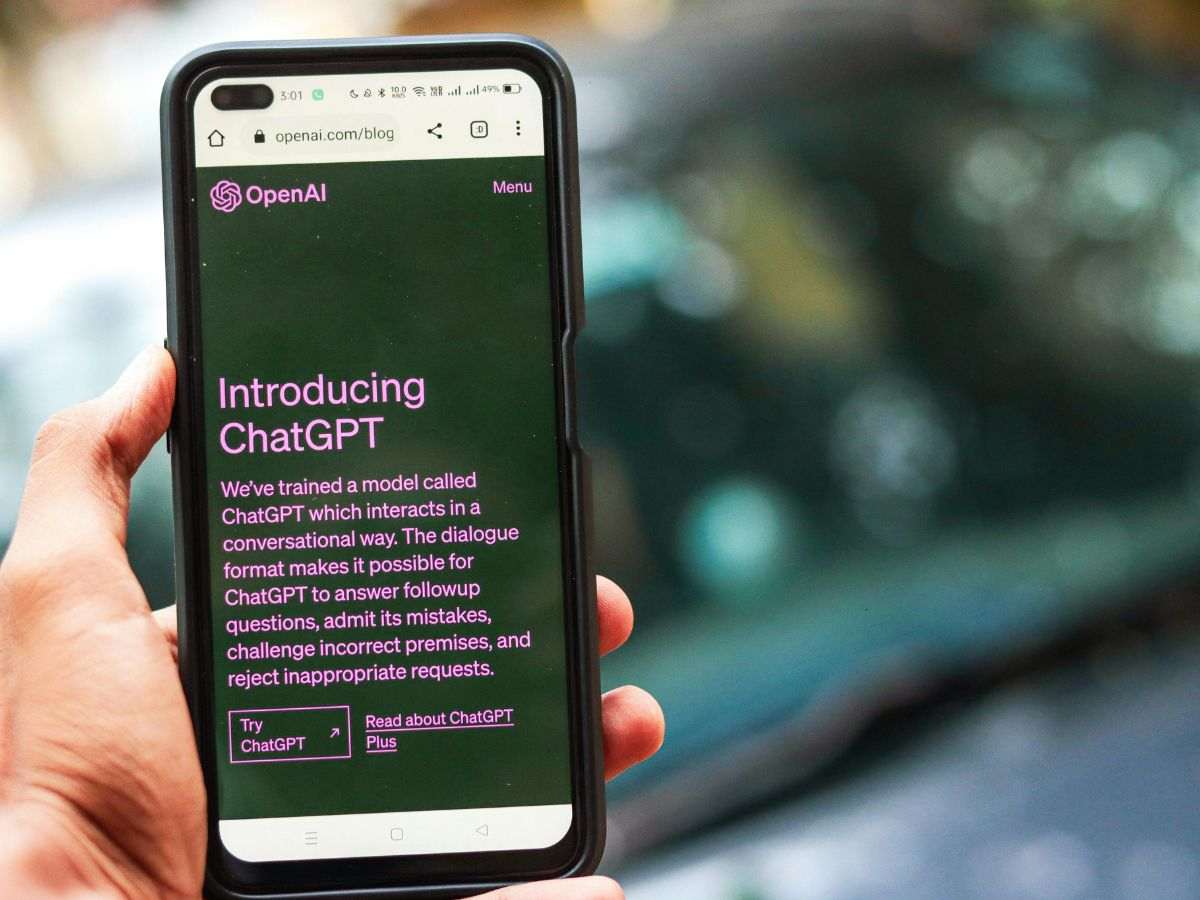 persona che ha in mano uno smartphone in primo piano con schermata sulla pagina web di ChatGPT