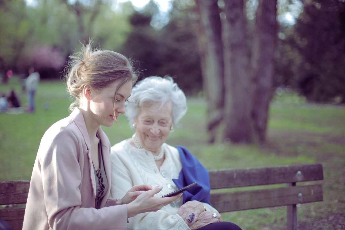 una signora anziana con una ragazza allo smartphone