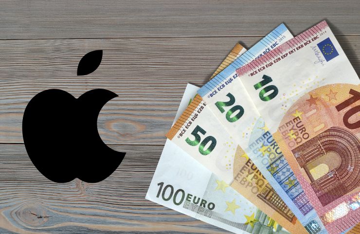 logo apple accanto a banconote da 100, 50, 20 e 10 euro su tavolo di legno