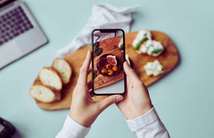 fotografa un tagliere con lo smartphone