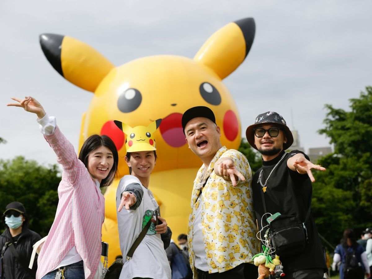 persone che salutano davanti a un gonfiabile di Pikachu