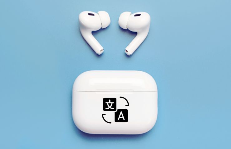 Airpods di Apple appoggiate su sfondo azzuro con icona della traduzione sulla custodia