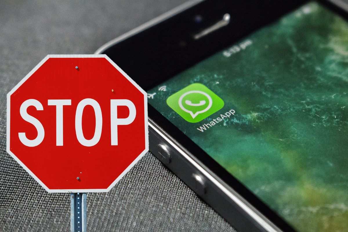 whatsapp su uno smartphone e cartello dello stop